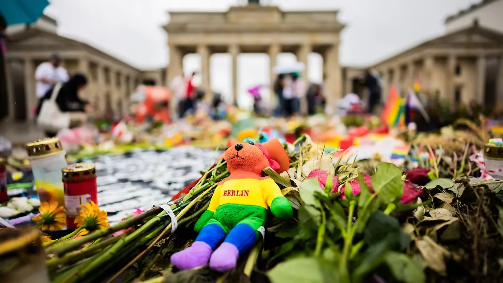 Immer-wieder-kommen-Menschen-ans-Brandenburger-Tor-um-der-Opfer-des-islamistischen-Anschlags-zu-gedenken