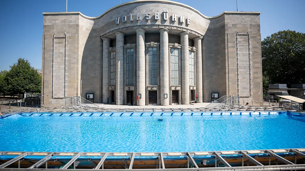 Wasser-ist-schon-drin-das-temporaere-Schwimmbad