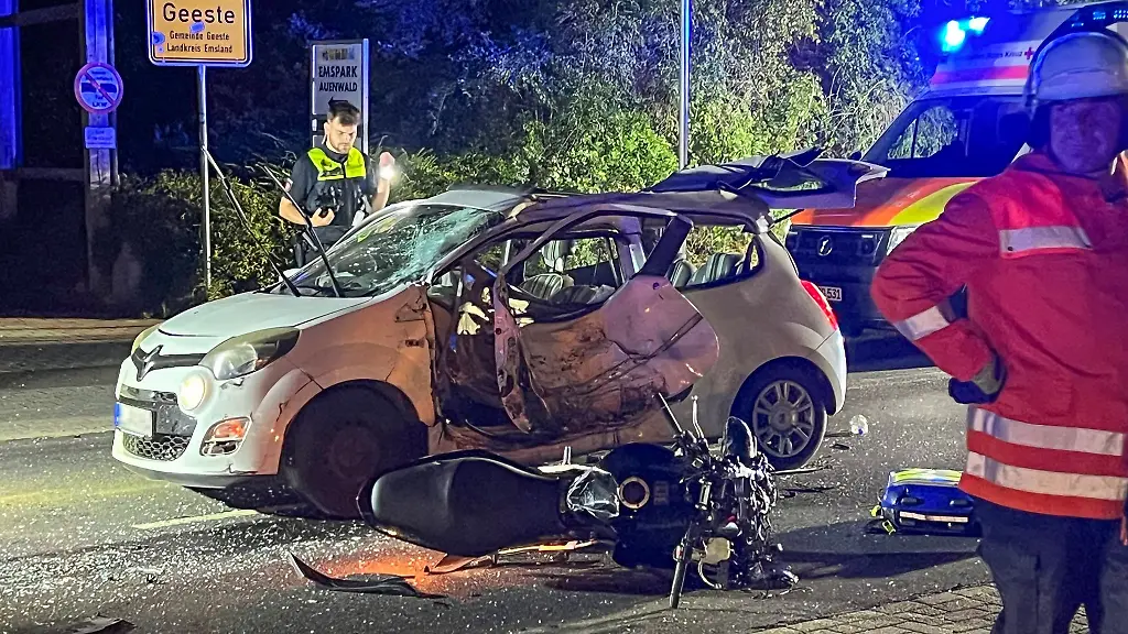 Beim-Abbiegen-stiess-das-Auto-mit-dem-Motorradfahrer-zusammen