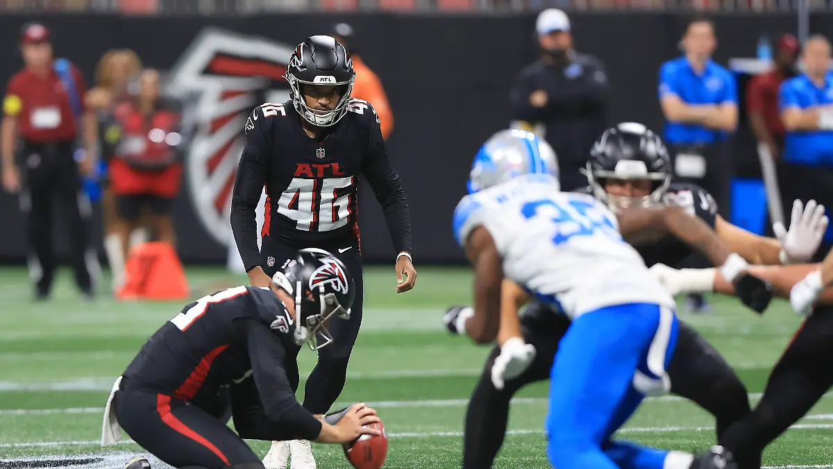 ATLANTA-GA-AUGUST-08-Lenny-Krieg-46-of-the-Atlanta-Falcons-fails-to-kick-a-field-goal-during-the-Friday-evening-NFL-American-Football-Herren-USA-preseason-football-game-between-the-Atlanta-Falcons-and-the-Detroit-Lions-on-August-8-2025-at-Mercedes-Benz-Stadium-in-Atlanta-Georgia-Photo-by-David-J