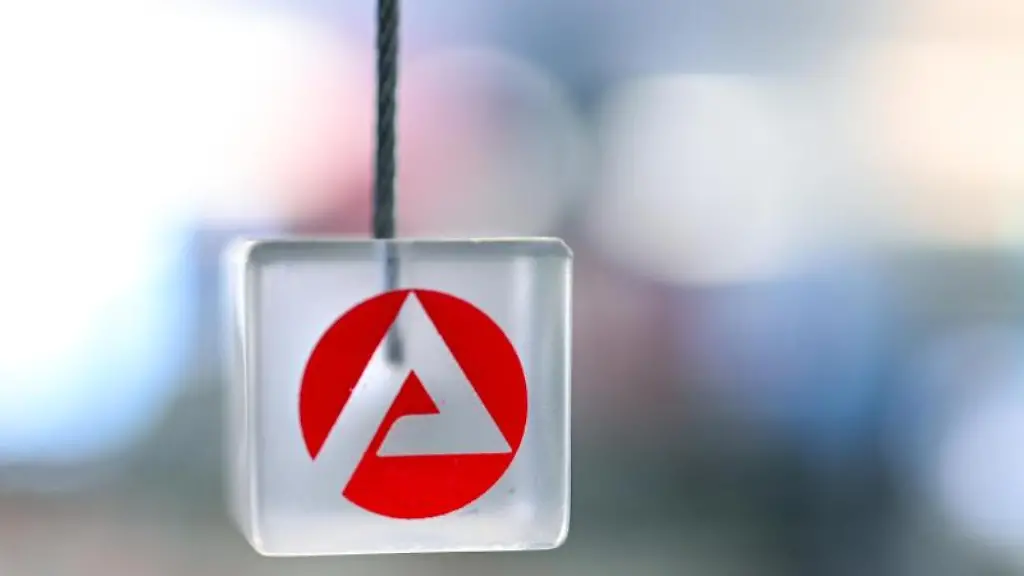 Auf-einem-transparenten-Wuerfel-ist-das-Logo-der-Bundesagentur-fuer-Arbeit-zu-sehen