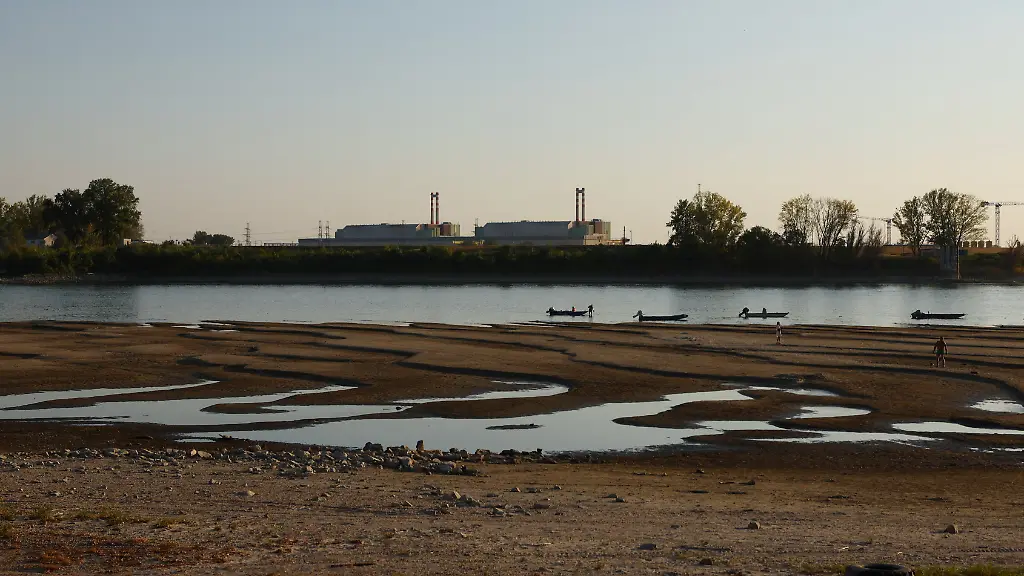 Paks-Nuclear-Power-Plant-with-the-partially-dried-up-Danube-riverbed-in-Dunaszentbenedek-Hungary-July-31-2026