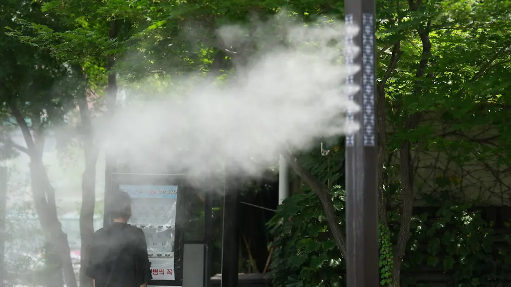 27-07-2026-Suedkorea-Seoul-Ein-Mann-steht-vor-einem-Getraenkeautomat-in-der-Naehe-der-Nebelkuehlungsanlagen
