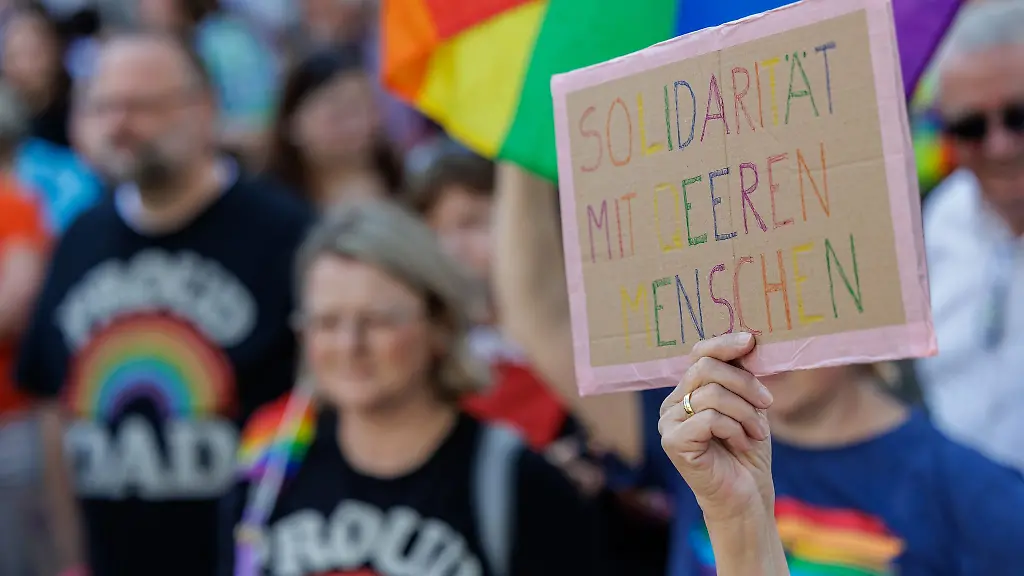 Solidaritaet-mit-queeren-Menschen-steht-auf-einem-Plakat-bei-der-Parade-zum-Christopher-Street-Day-CSD-in-Moers