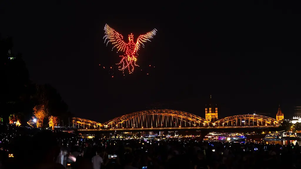 Drohnen-gestalten-eine-Figur-waehrend-des-Feuerwerksspektakels-Koelner-Lichter-ueber-dem-Rhein