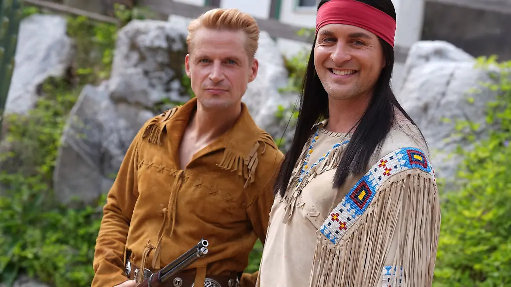 Winnetou-und-Old-Shatterhand-gespielt-von-Alexander-Klaws-r-und-Bastian-Semm-l-haben-in-diesem-Sommer-bereits-mehr-als-200-000-Zuschauer-zu-den-Karl-May-Spielen-nach-Bad-Segeberg-gelockt