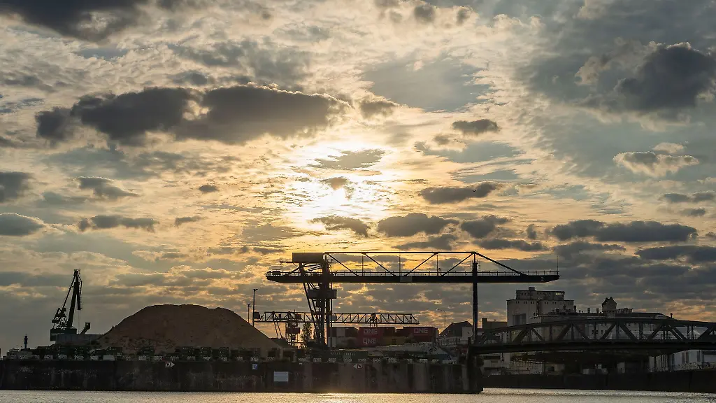 Es-bleibt-hochsommerlich-heiss-und-oertlich-drohen-Gewitter-in-Frankfurt-ist-es-beim-Sonnenaufgang-am-Osthafengebiet-noch-leicht-bewoelkt