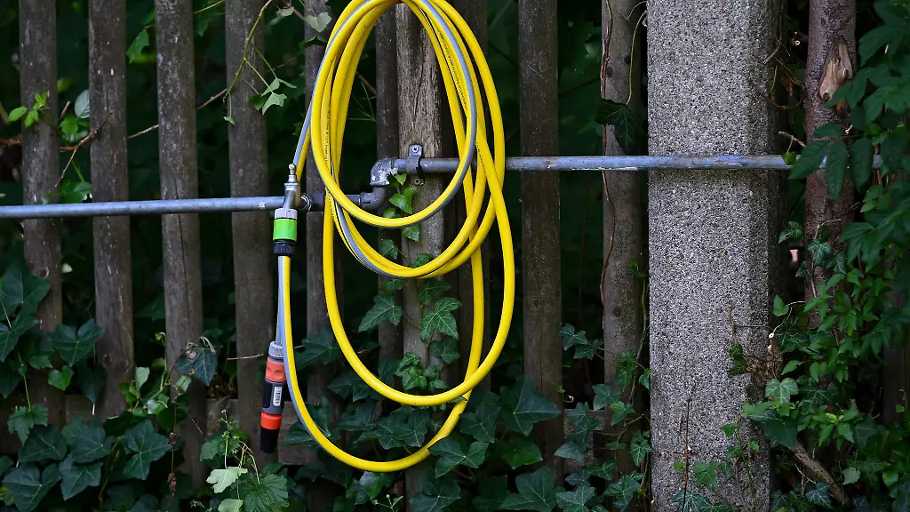 In-Weimar-ist-ein-Fachwerkhaus-mit-Gartenschlaeuchen-unter-Wasser-gesetzt-worden-Die-Polizei-ermittelt
