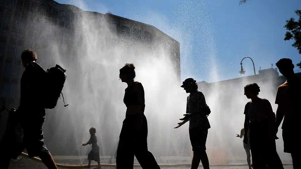 Passanten-erfrischen-sich-an-Wasserfontaenen-die-von-der-Stadt-Koeln-im-Rahmen-der-Hitzeaktion-Cooling-Cologne-auf-dem-Rudolfplatz-ausgelegt-wurden-Erneut-stoehnt-das-Land-unter-einer-Hitzewelle-Die-Stadt-warnt-vor-den-Gesundheitsgefahren-der-hohen-Temperaturen-Themenbild-Symbolbild-Koeln-29-07