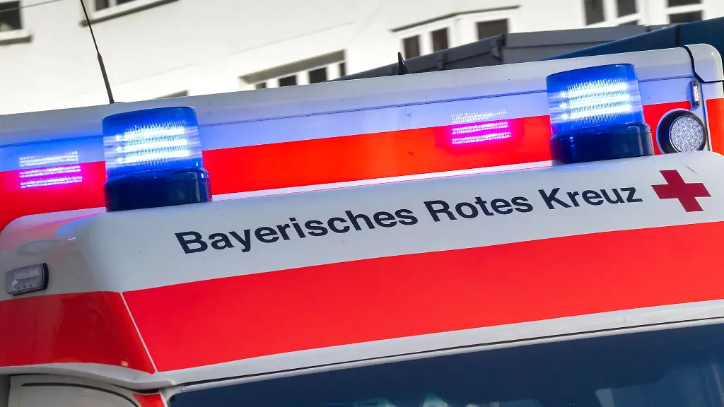 Der-20-Jaehrige-wurde-mit-schweren-Verletzungen-am-Bein-ins-Krankenhaus-gebracht