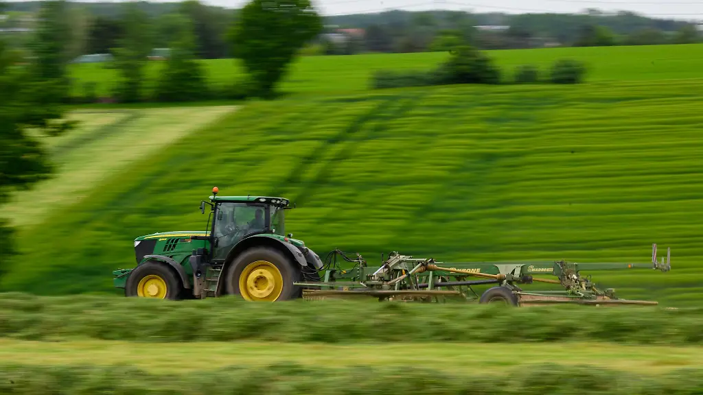 Eine-Familie-verunglueckt-mit-einem-Traktor-auf-einem-Feld-im-Landkreis-Wesermarsch