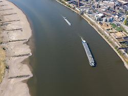 Niedrigwasser in Deutschland: NRW-Minister warnt vor "verschärfter Lage" für Binnenschifffahrt