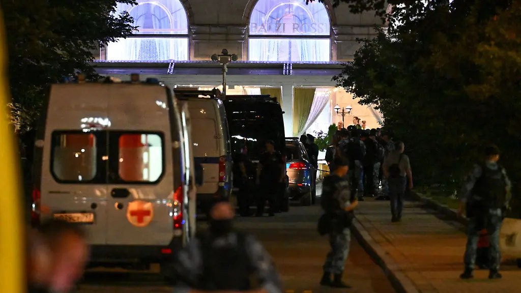 260801-MOSCOW-Aug-1-2026-Xinhua-Security-personnel-work-at-the-site-of-an-explosion-in-Moscow-Russia-Aug-1-2026-Three-people-were-killed-and-21-others-injured-after-an-improvised-explosive-device-detonated-at-a-restaurant-in-central-Moscow-Russia-s-National-Anti-Terrorism-Committee-NAC-said-Saturday-According-to-the-NAC-a-woman-attempted-to-bring-the-explosive-device-into-the-restaurant-located-near-Kudrinskaya-Square-She-was-killed-when-the-device-detonated