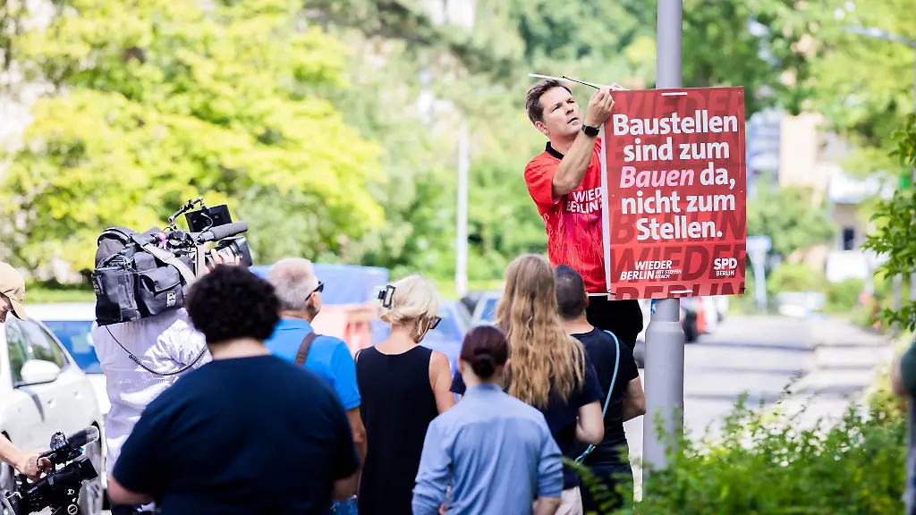 Mehrere-Spitzenkandidaten-der-Berliner-Parteien-waren-beim-Aufhaengen-der-Wahlplakate-mit-dabei-darunter-der-der-SPD-Steffen-Krach