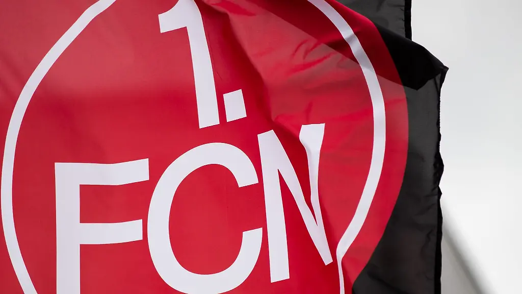 Eine-Flagge-des-1-FC-Nuernberg
