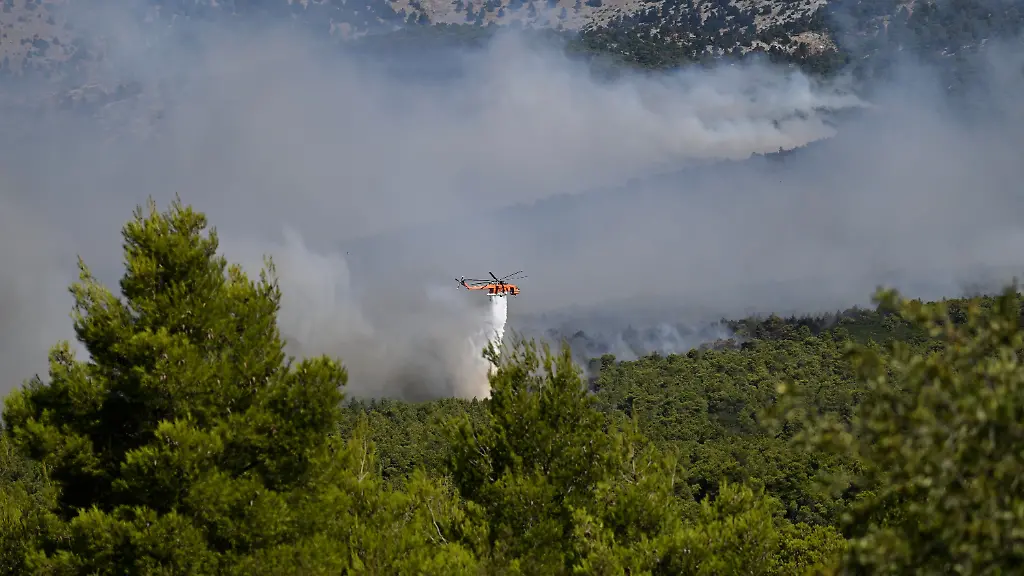02-08-2026-Griechenland-Porto-Germeno-Ein-Loeschhubschrauber-wirft-bei-einem-Waldbrand-nordwestlich-von-Athen-Wasser-ueber-einen-rauchverhangenen-Wald-ab