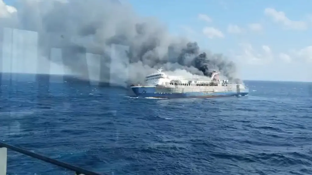 HANDOUT-02-08-2026-Indonesien-Madura-Dieses-von-der-indonesischen-nationalen-Such-und-Rettungsbehoerde-BASARNAS-veroeffentlichte-Videostandbild-zeigt-das-Passagierschiff-Mutiara-Santosa-2-nachdem-es-vor-der-Kueste-der-Insel-Madura-in-Indonesien-in-Brand-geraten-ist