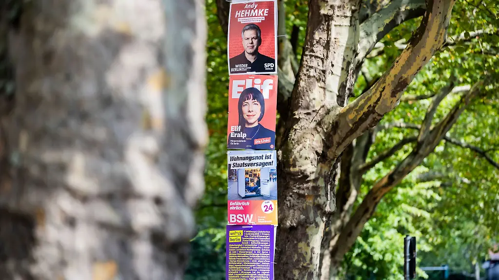 In-Berlin-haengen-Tausende-Wahlplakate-an-Laternenmasten