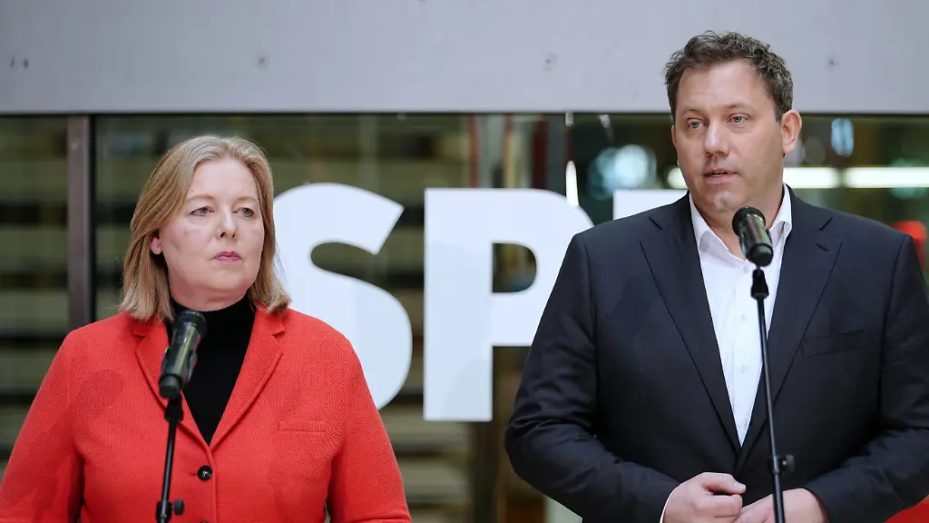 ARCHIV-23-03-2026-Berlin-Baerbel-Bas-l-SPD-Bundesministerin-fuer-Arbeit-und-Soziales-und-SPD-Parteivorsitzende-und-Lars-Klingbeil-SPD-Bundesminister-der-Finanzen-Vizekanzler-und-SPD-Bundesvorsitzender-geben-nach-den-Gremiensitzungen-ihrer-Partei-im-Willy-Brandt-Haus-ein-Pressestatement-Der-SPD-Unterbezirk-Bielefeld-macht-Druck-auf-die-Bundesparteispitze