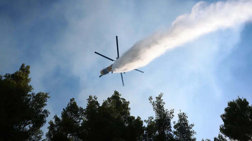 VIOTIA-GREECE-AUGUST-2-A-firefighting-helicopter-battle-a-wildfire-burning-near-Porto-Germeno-70-kilometres-northwest-of-Athens-in-the-region-of-Viotia-Greece-on-August-2-2026-Costas-Baltas-Anadolu