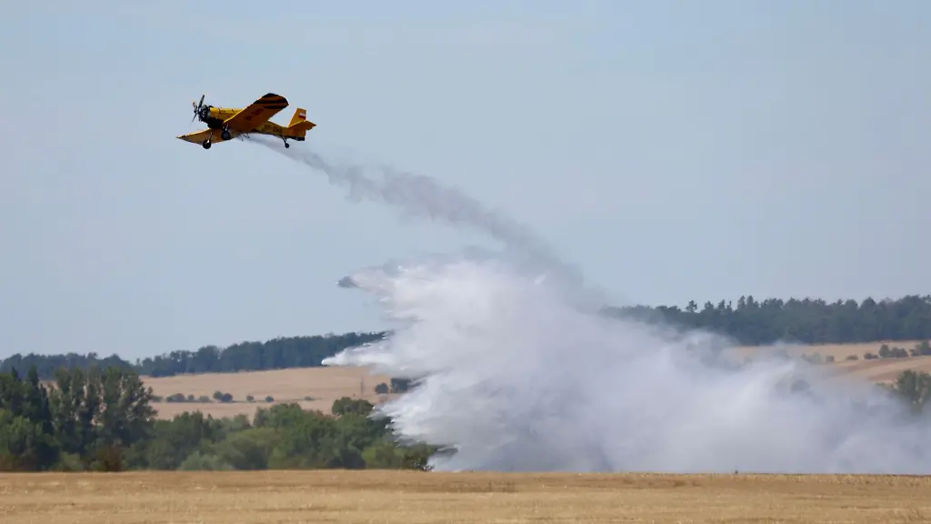 Ein-Loeschflugzeug-des-Landkreises-Harz-unterstuetzte-die-Loescharbeiten-bei-dem-Flaechenbrand