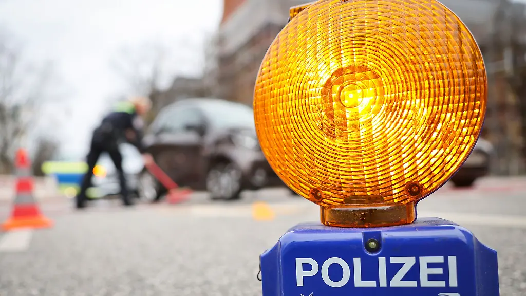 Ein-Motorradfahrer-ist-in-Havekost-in-Schleswig-Holstein-von-der-Strasse-abgekommen-und-hat-sich-lebensgefaehrlich-verletzt