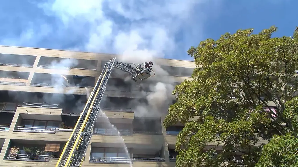 Die-Feuerwehr-bekaempfte-den-Brand-von-aussen-sowie-im-Inneren-des-Hauses