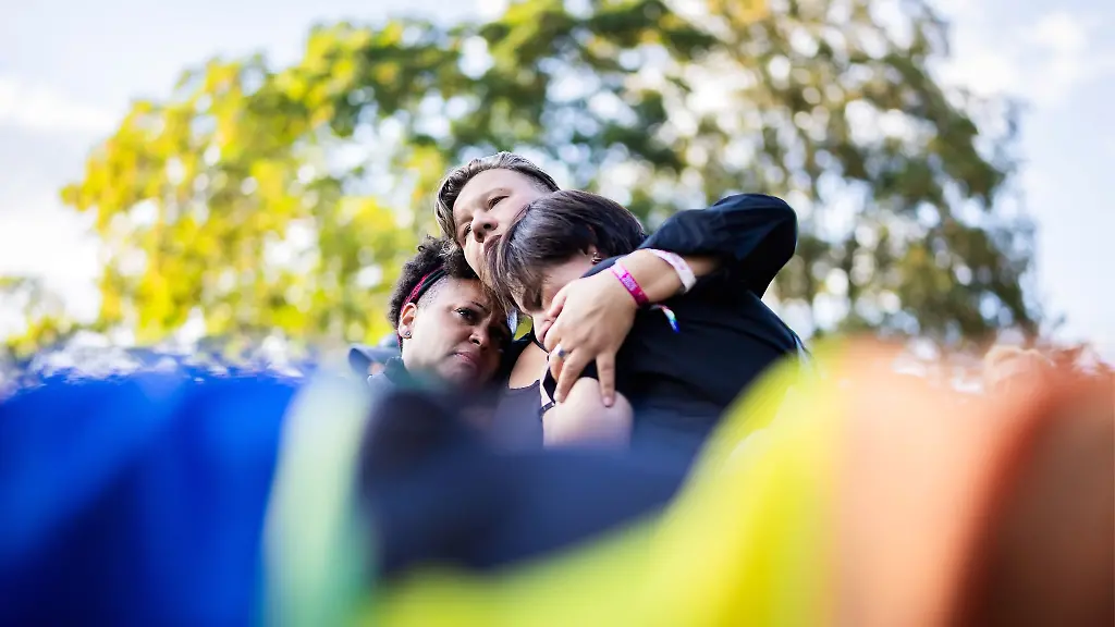 Zusammenhalten-in-der-Trauer-gehoerte-ebenfalls-zur-Mahnwache-fuer-die-die-Opfer-des-islamistischen-Anschlags-beim-CSD-im-Berliner-Tiergarten