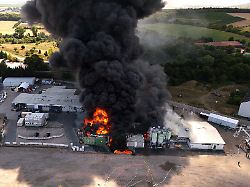 Angrenzende Häuser geräumt: Großbrand in Kunststoffbetrieb in Rheinhessen