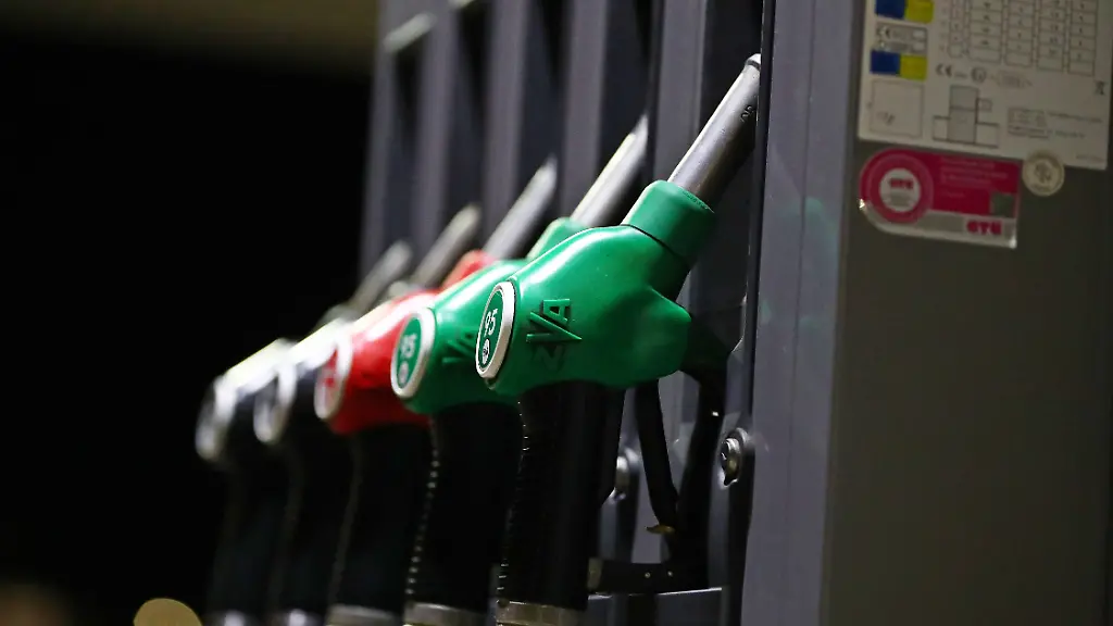 15-07-2026-Wirtschaft-v-l-Mehrere-Zapfpistolen-fuer-Diesel-und-Benzin-haengen-an-einer-Tankzapfsaeule-und-stehen-stellvertretend-fuer-das-Tanken-im-Alltag-Die-Aufnahme-verdeutlicht-die-Bedeutung-der-Kraftstoffversorgung-und-wird-haeufig-im-Zusammenhang-mit-Spritpreisen-Mobilitaetskosten-und-der-Entwicklung-auf-dem-Energiemarkt-verwendet
