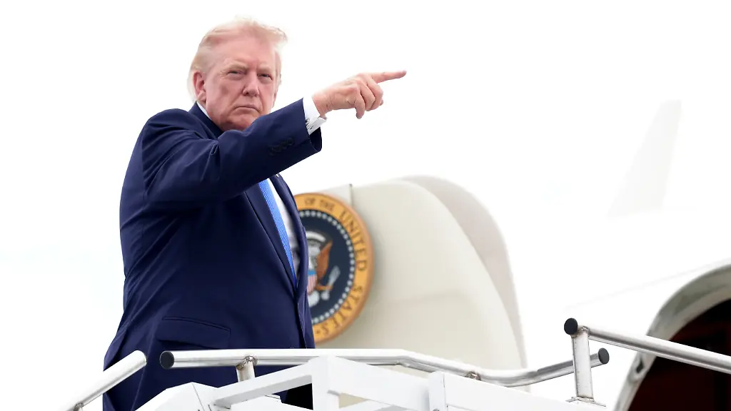 US-Praesident-Donald-Trump-winkt-als-er-auf-dem-Morristown-Municipal-Airport-in-Morristown-New-Jersey-an-Bord-der-Air-Force-One-geht-um-nach-Washington-zurueckzukehren