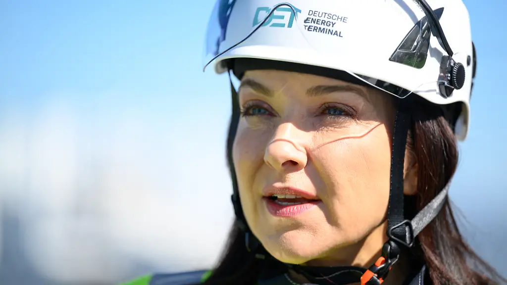 Bundeswirtschaftsministerin-Katherina-Reiche-CDU-zu-Besuch-auf-dem-LNG-Terminal-FSRU-Hoeegh-Esperanza-in-Wilhemshaven