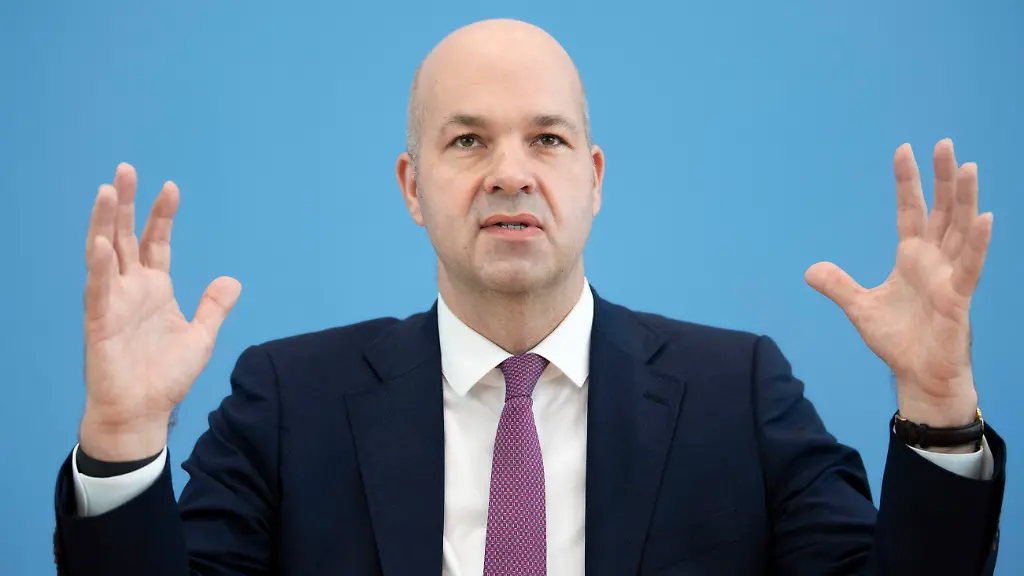 DEU-Deutschland-Germany-Berlin-13-07-2022-Prof-Marcel-Fratzscher-Praesident-des-Deutschen-Institutes-fA-r-Wirtschaftsforschung-DIW-Berlin-waehrend-der-Bundespressekonferenz-zum-Thema-Studie-A-ber-die-Auswirkungen-der-Inflation-auf-einkommensschwache-Haushalte-in-Berlin-Deutschland-en-Prof-Dr-Marcel-Fratzscher-president-of-the-DIW-Berlin-during-a-press-conference-at-Bundespressekonferenz-concering-Poor-Households-Existentially-Threatened-by-Inflation-in-Berlin-Germany