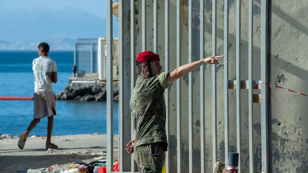 August-2-2026-Ceuta-Madrid-Spain-Migrants-return-to-the-Moroccan-border-of-their-own-initiative-following-an-unprecedented-mass-crossing-into-the-Spanish-enclave-of-Ceuta-Spain-August-2-2026