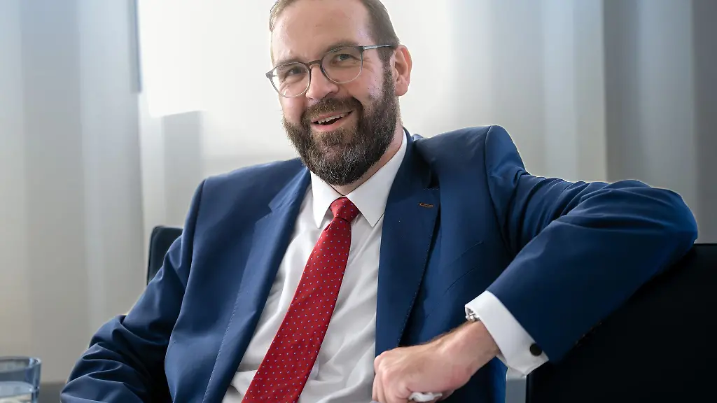 Der-Bildungsminister-freut-sich-ueber-ein-neues-Projekt