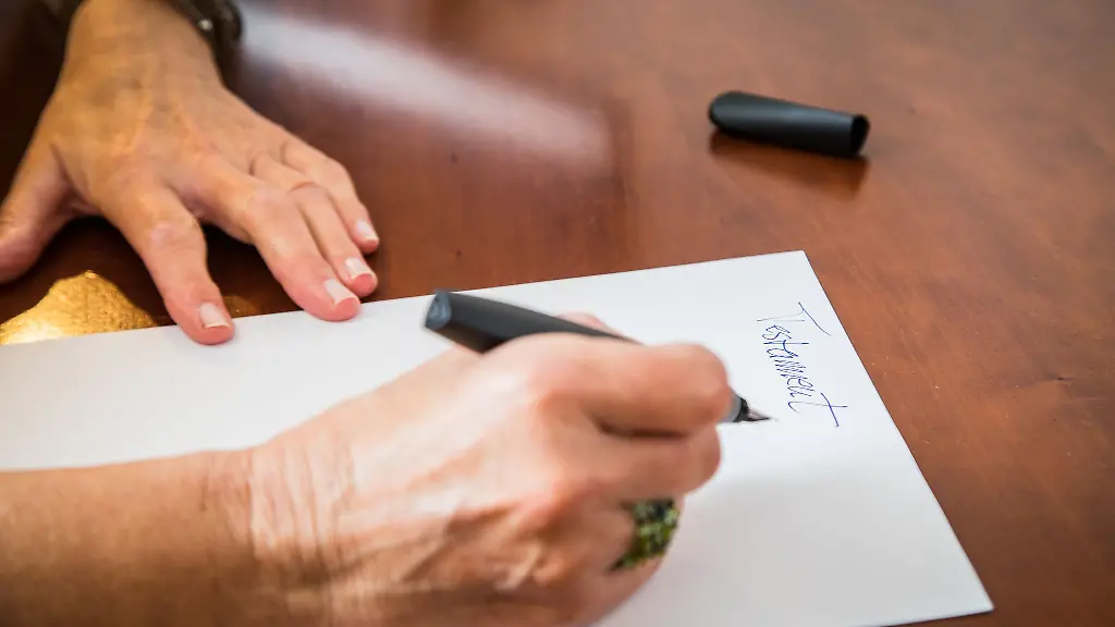 Eine-krakelige-Wellenlinie-genuegt-als-Unterschrift-unter-einem-Testament-nicht-eine-erkennbare-Buchstabenstruktur-muss-die-Signatur-schon-haben