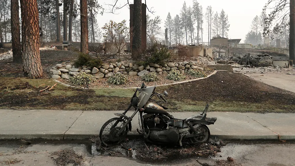 Ein-durch-einen-Waldbrand-zerstoertes-Motorrad-steht-in-Spokane-Washington