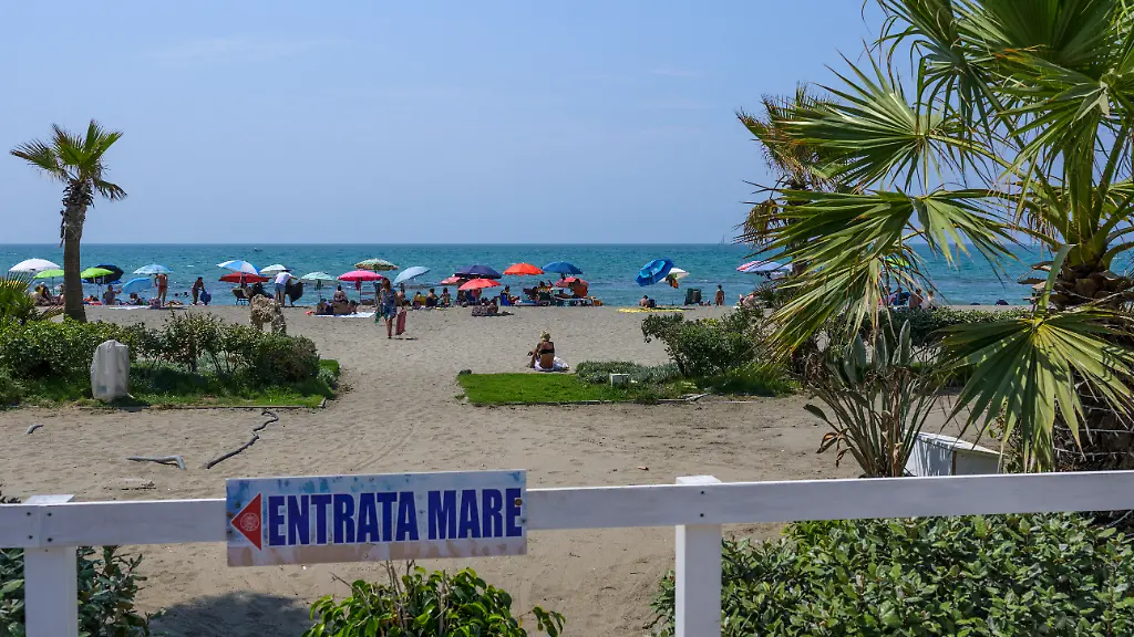 August-2-2026-Rome-Italy-One-of-the-free-beaches-at-Lido-di-Ostia-on-the-first-day-of-the-fourth-heat-wave-hitting-Italy-and-the-coastal-area-of-A-a-a-A-a-a-Rome-Italy-is-facing-the-peak-of-the-fourth-severe-heat-wave-of-the-summer-fueled-by-the-persistent-African-anticyclone-and-record-temperatures-in-the-Mediterranean-Sea-which-are-amplifying-water-and-climate-emergencies-in-the-Po-Valley-and-central-Italy