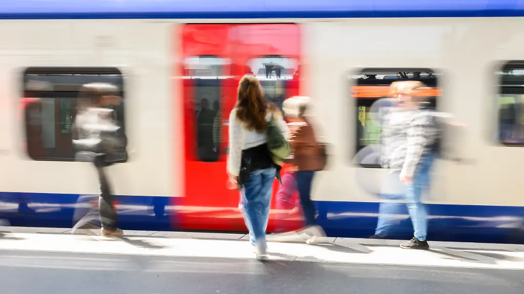 Fahrgaeste-steigen-am-Hauptbahnhof-Hannover-in-eine-S-Bahn-ein-Aufnahme-mit-langer-Verschlusszeit