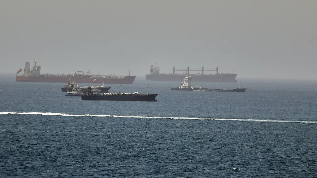 Im-Golf-von-Oman-entlang-der-Schifffahrtsrouten-zwischen-der-Strasse-von-Hormus-und-dem-Arabischen-Meer-Tanker-und-Frachtschiffe-zu-sehen