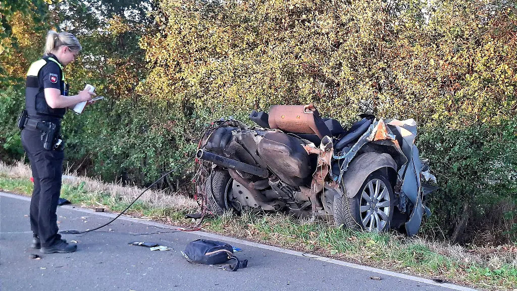 Ein-Auto-kommt-von-der-Strasse-ab-rammt-mehrere-Baeume-und-wird-dabei-zerrissen-der-Fahrer-stirbt