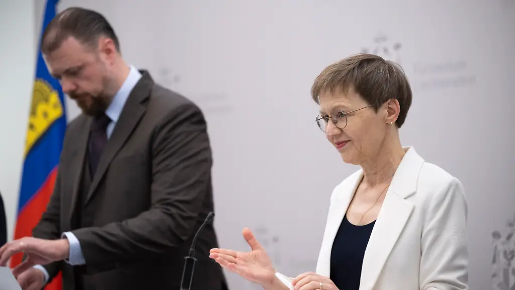 Regierungsrat-Emanuel-Schaedler-und-Regierungschefin-Brigitte-Haas-aufgenommen-an-einer-Medienkonferenz-der-Liechtensteiner-Regierung-in-Vaduz-Das-Verzeichnis-wirtschaftlich-berechtigter-Personen-wurde-Ziel-eines-Angriffs-Dabei-wurden-Daten-von-rund-31A000-Rechtstraegern-illegal-abgegriffen-Die-Regierung-hat-einen-Krisenstab-einberufen