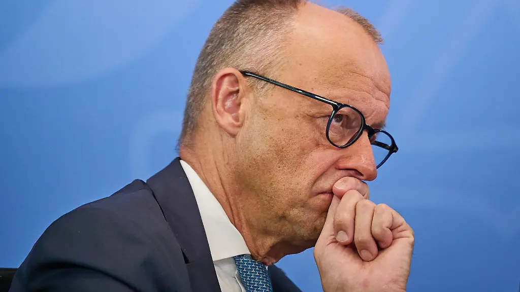 Am-Dienstag-23-06-2026-stellten-die-Vorsitzenden-der-Rentenkommission-Constanze-Janda-und-Frank-Juergen-Weise-gemeinsam-mit-Bundeskanzler-Friedrich-Merz-CDU-Foto-und-Bundesarbeitsministerin-Baerbel-Bas-SPD-ihre-Empfehlungen-im-Berliner-Kanzleramt-vor-Die-Kommission-schlaegt-in-ihrem-Bericht-auch-vor-weitere-Gruppen-etwa-Selbststaendige-und-Abgeordnete-in-die-Rentenversicherung-einzubeziehen-die-sogenannte-Rente-mit-63-abzuschaffen-das-Rentenniveau-mindestens-zu-halten-und-die-Regelaltersgrenze-an-die-steigende-Lebenserwartung-anzupassen-allerdings-in-sehr-langsamen-Schritten-Zudem-sollen-die-Renten-nach-2031-wieder-langsamer-steigen-als-die-Loehne-Der-Kommission-gehoerten-Abgeordnete-sowie-Wissenschaftlerinnen-und-Wissenschaftler-an-Siehe-epd-Meldung-vom-23-06