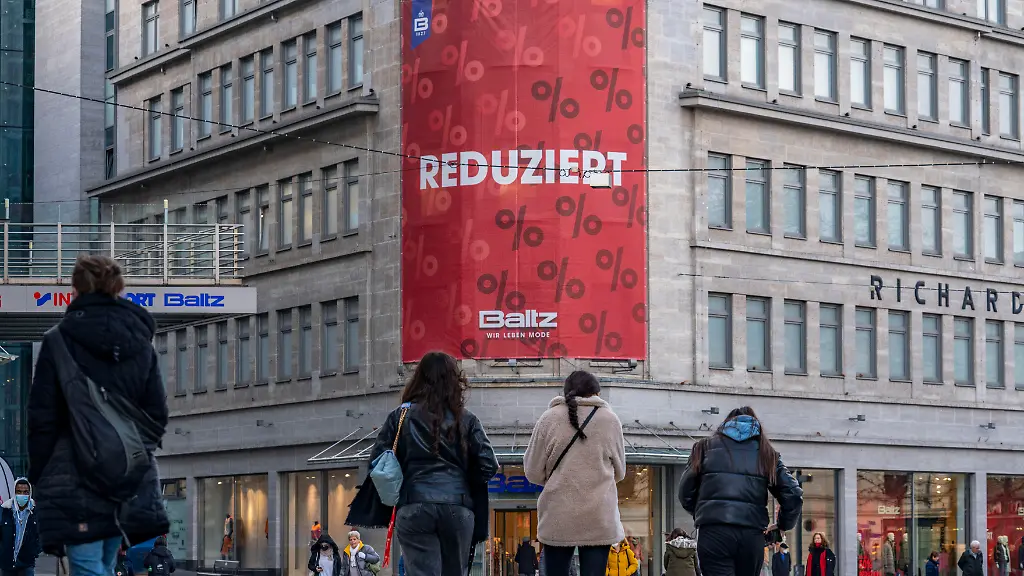 Die-Innenstadt-von-Bochum-im-Januar-2022-Massenbergstrasse-leere-Einkaufsstrassen-Sale-Sonderangebote-Bochum-NRW-Deutschland