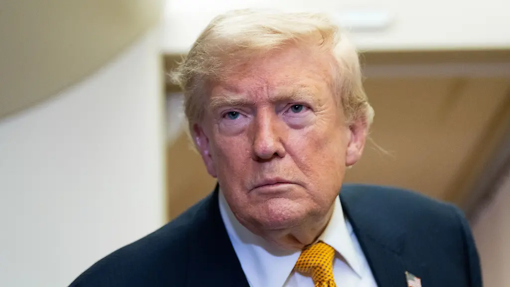 Praesident-Donald-Trump-spricht-nach-der-Landung-auf-dem-Stuetzpunkt-der-US-Luftwaffe-bei-der-RAF-Mildenhall-an-Bord-der-Air-Force-One-mit-Reportern