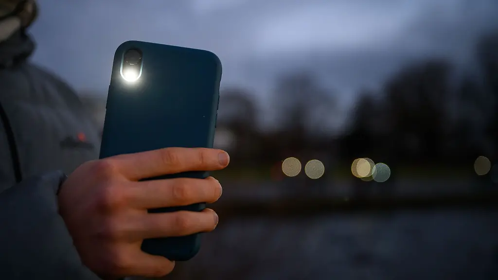 Auf-der-Autobahn-bei-Flensburg-hat-sich-ein-Daene-in-Lebensgefahr-gebracht-er-war-zu-Fuss-unterwegs-und-hat-nichts-an-als-eine-Handytaschenlampe-dabei