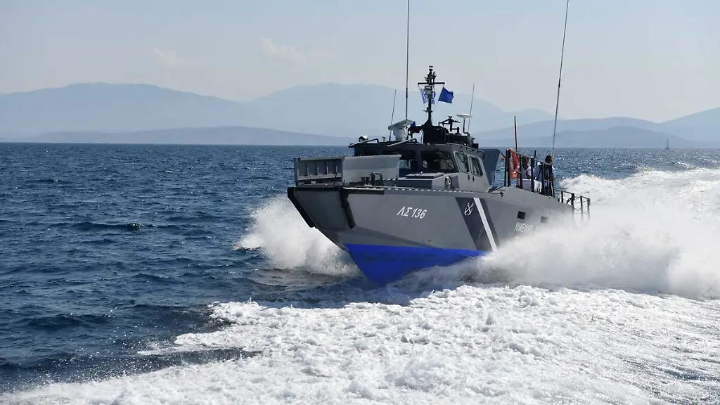 Ein-Boot-der-griechischen-Kuestenwache-undatiertes-Handout