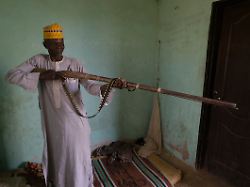 "Zogen von Haus zu Haus": Nigeria: Kriminelle stürmen Militärbasis und entführen 52 Menschen aus Dorf