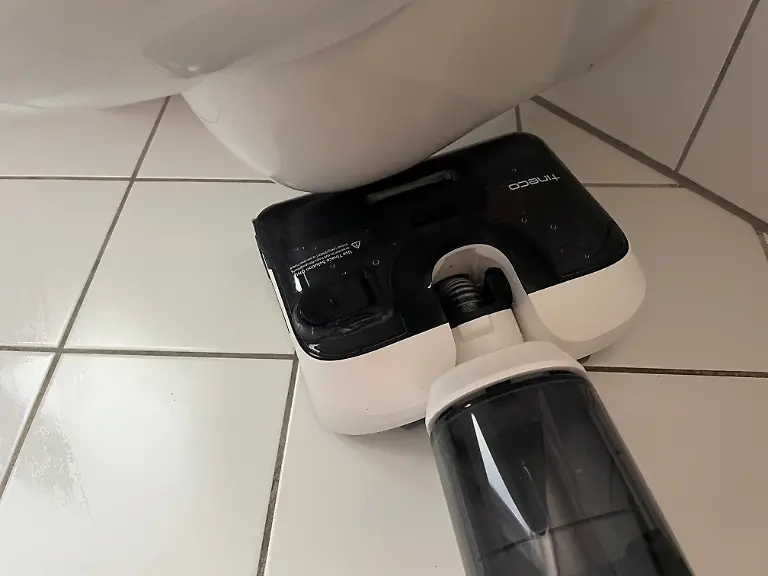 Unter-der-Toilette-passt-der-Tineco-Wischsauger-nicht-die-Wisch-Saugeinheit-ist-zu-hoch