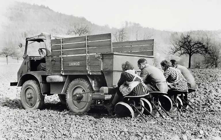 Erntehelfer-mit-25-PS-Die-halbautomatische-Kartoffel-Pflanzmaschine-war-ein-Anbaugeraet-aus-den-Anfangsjahren-des-Unimog